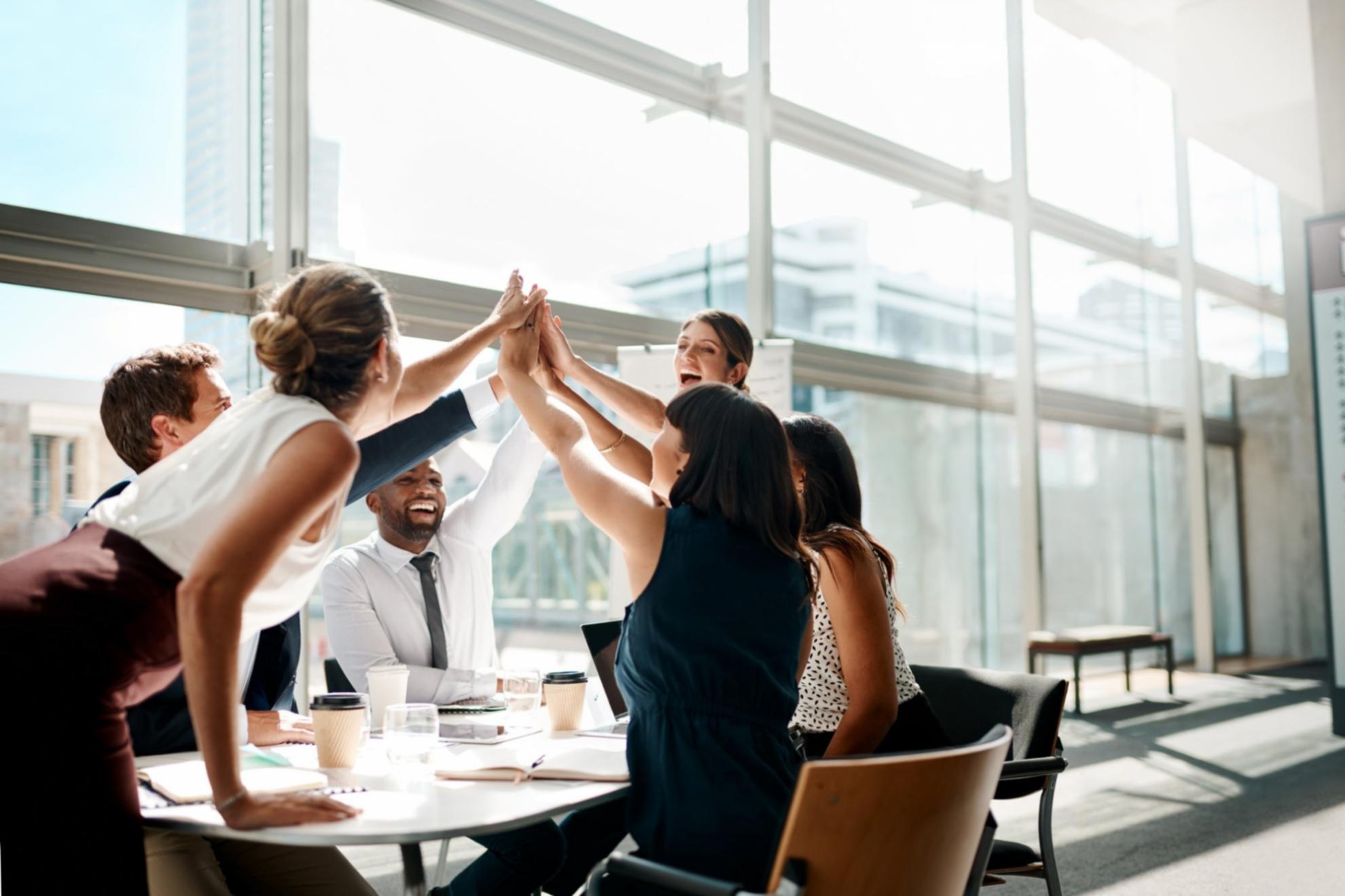 Participant analysant des données financières sur plateforme en ligne