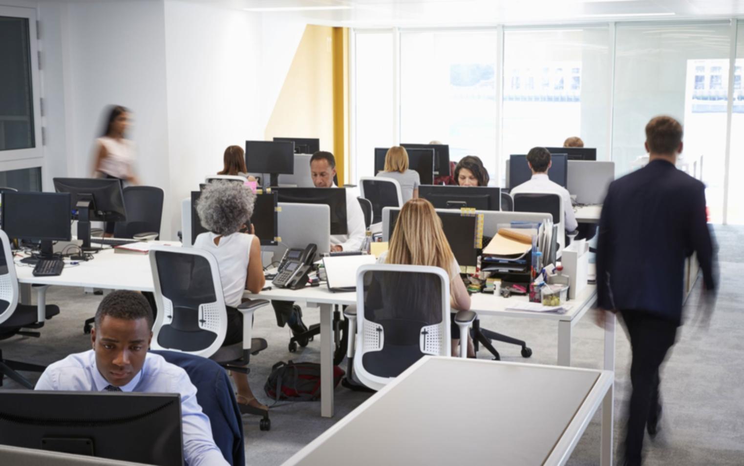 Professionnel analysant des données financières sur plusieurs écrans