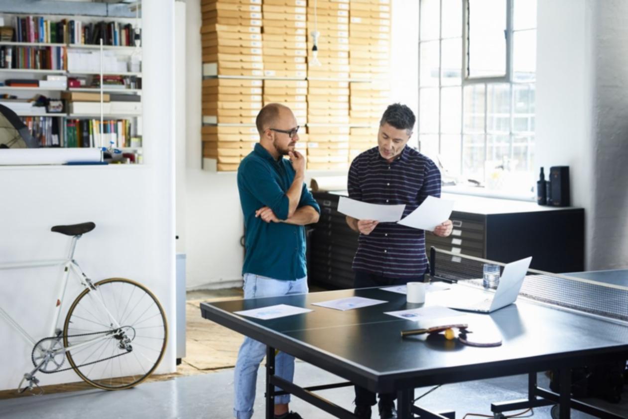 Professionnel analysant des données